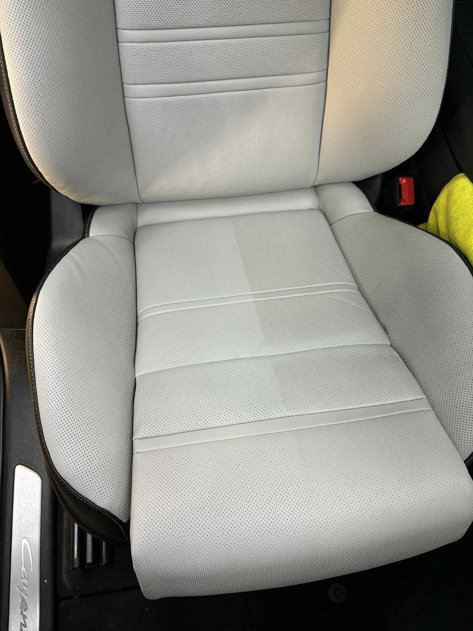 Siège en cuir rénové – Luxury Car Motion Charleroi